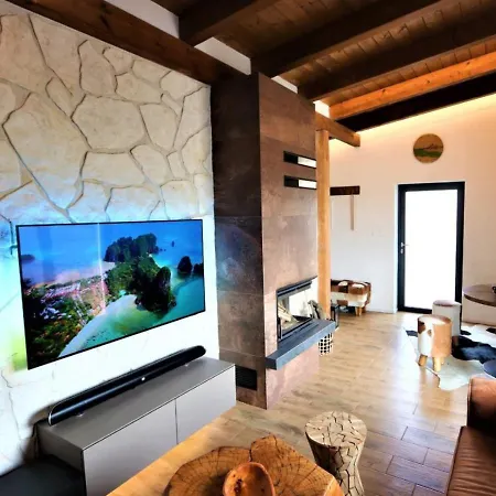 Chalet Lakeside With Sauna And Pool